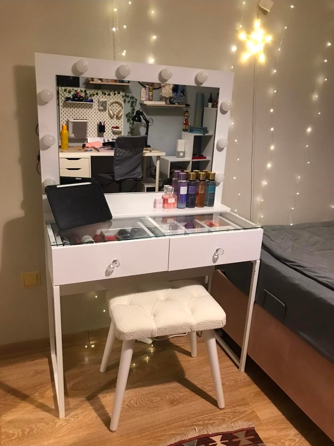 Customer photo review of Rani BJ164 Hollywood Işıklı Aynalı Kulis Makyaj Masası Cam Tablalı 2 Çekmeceli Takı Düzenleyici Puf Takım Beyaz