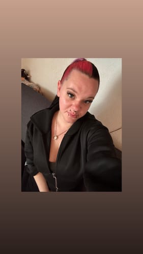 Nahaufnahme einer Kundin, die die langen und voluminösen "Heart To Break"-Wimpern trägt.