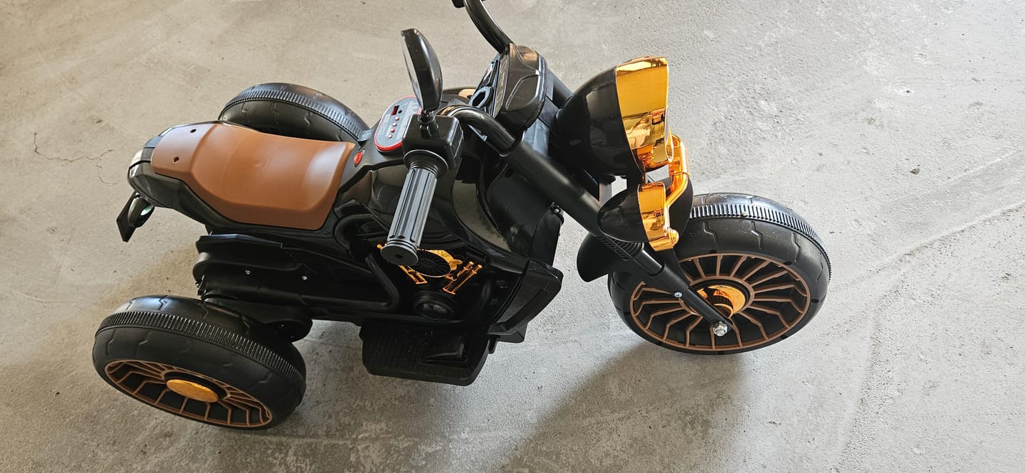 Customer photo review of Motocicleta electrica Timebox, Functie mers inainte/inapoi, Faruri, Claxon, Rosu