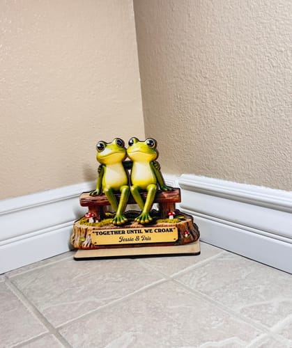 Customer photo review of Personalized Cottagecore Retro Aesthetic Frog Couple Wooden 3D Effect Plaque With Names - Valentine's Day Anniversary Gift For Nature Lovers