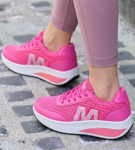 Reviewer wearing bright pink Cloud Lift shoes with thick white soles, paired with pink leggings.
