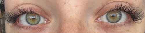 Nahaufnahme einer Kundin, die die langen, vollen Wimpern des PRETTY WOMEN STARTER KIT im Cat-Eye-Look trägt.