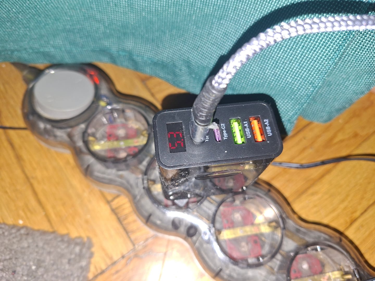 Customer photo review of Incarcator Retea Timebox, 4 Porturi, 45W, 2 x Type-C, 2 x USB, Negru