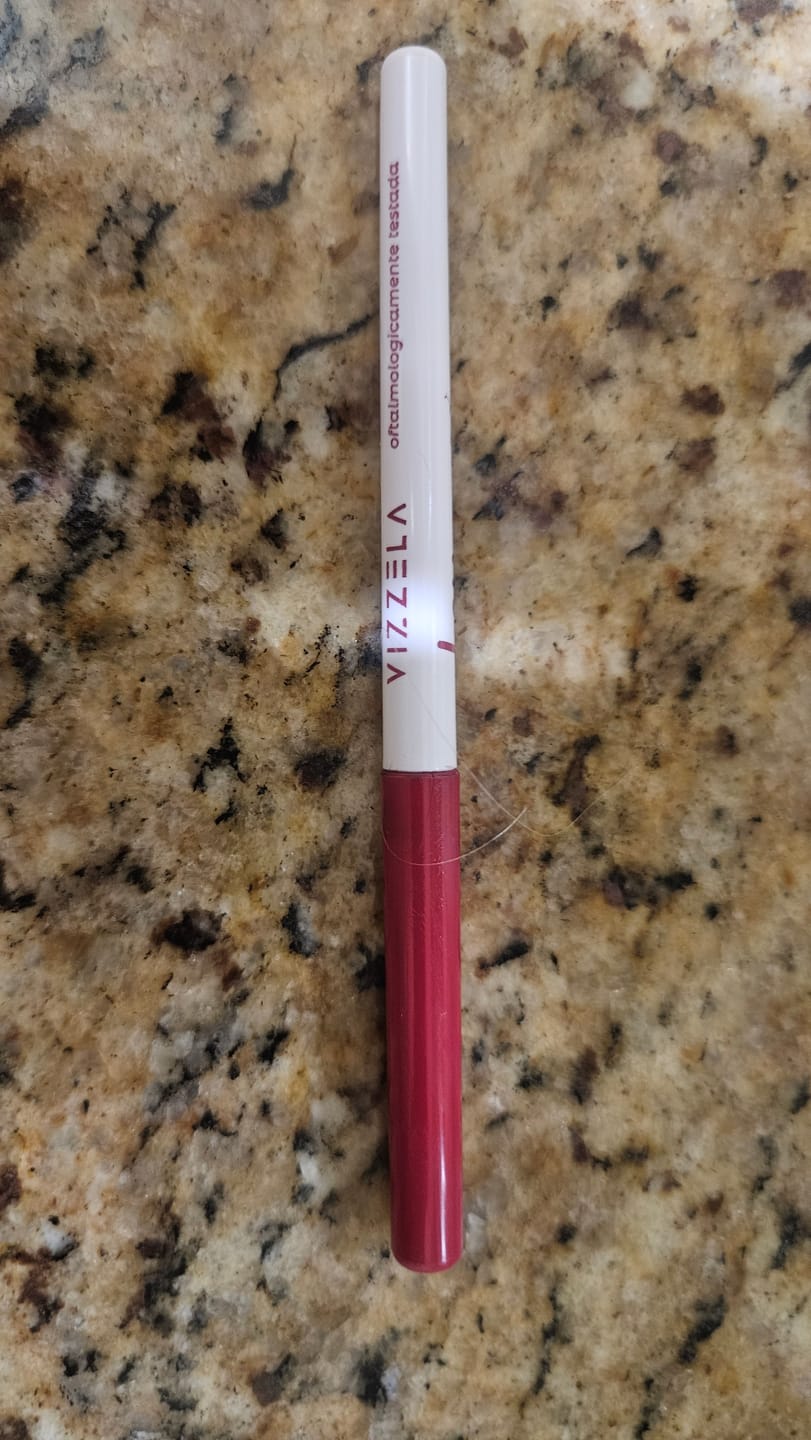 Customer photo review of Lapiseira para Olhos Bordô - Cherry - Vizzela