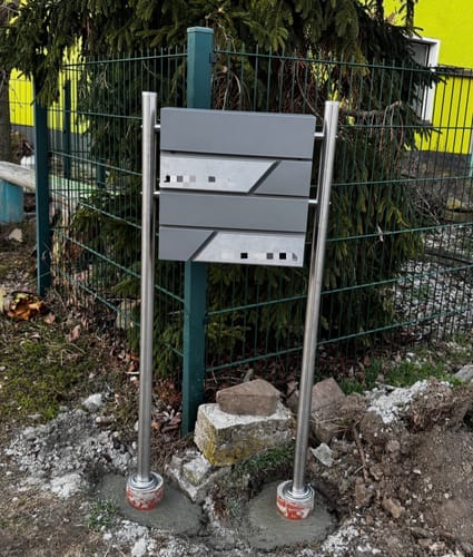 Customer photo review of AlbersDesign Briefkasten B1 in Graualuminium (RAL9007) personalisiert mit Edelstahl-Schildern