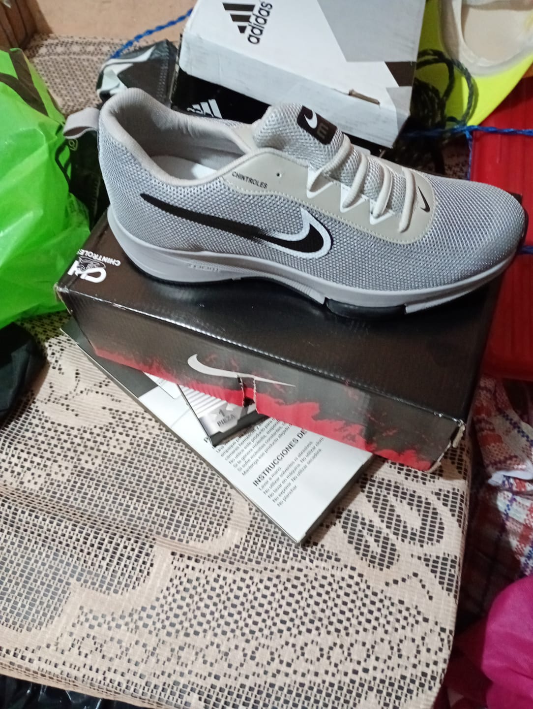 Customer photo review of Tenis 025 Plata Blanco Negro