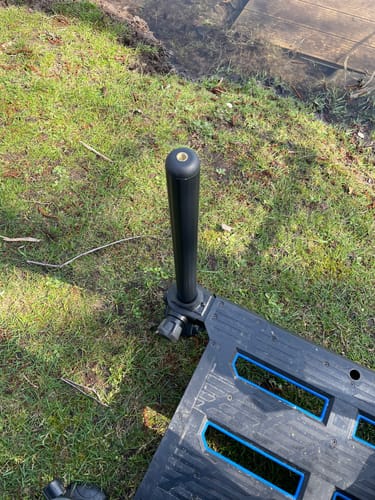 Recensent toont een zwarte ABSOLUTE 36 THREADED END CAP die op de poot van een viskist is gemonteerd.