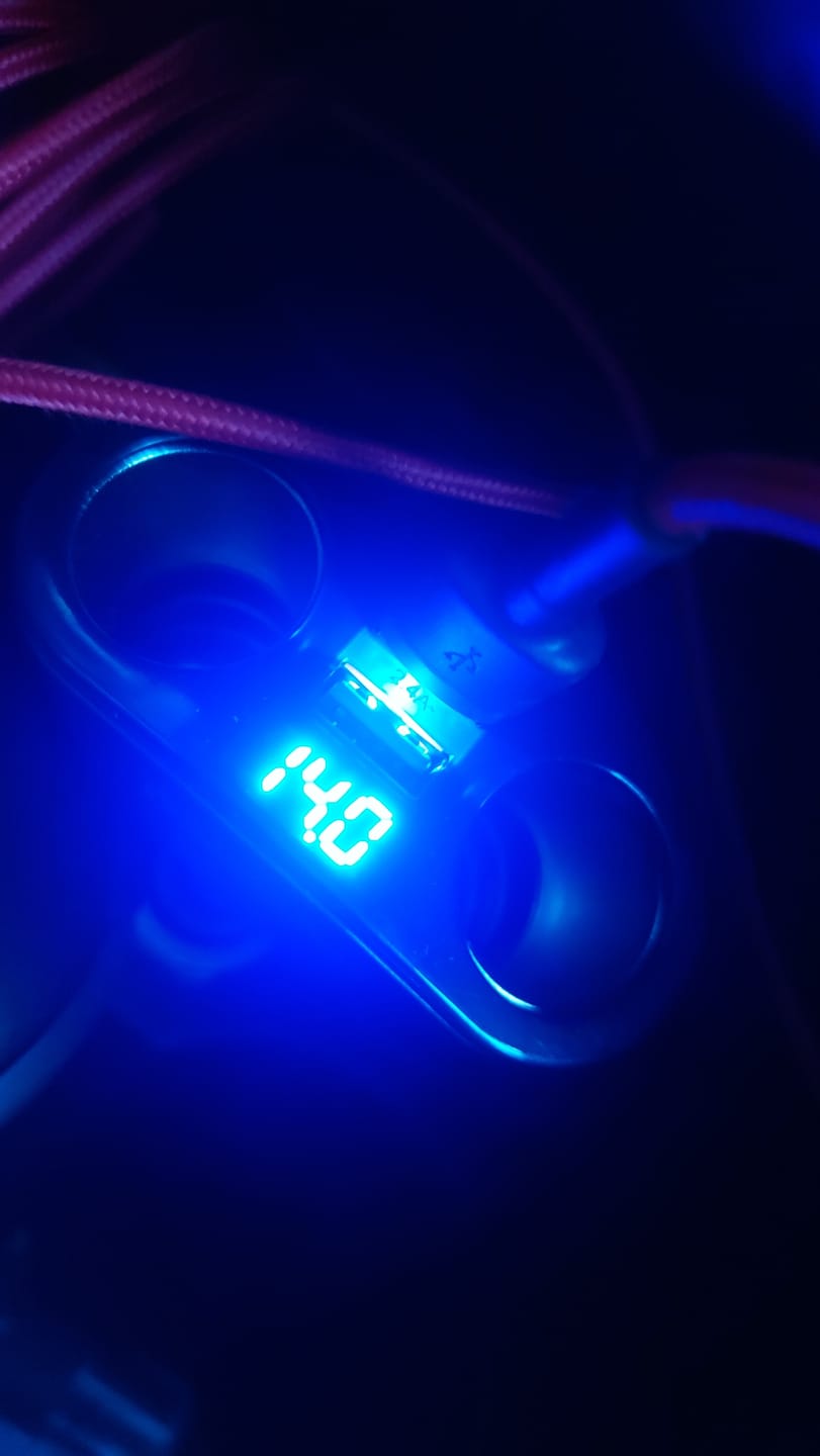 Customer photo review of Adaptor priza auto multiplicator 120W Timebox, 2x soclu auto, 2 x USB, Negru