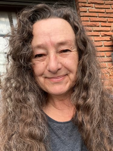 Kundin mit gepflegtem, langem Haar nach der Anwendung von Loona's Haarseife-Set.