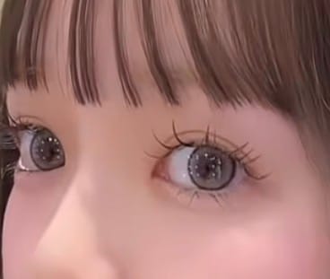 レビュアーが「Cat-titude Kristin 1Day - タビーブラウン」を着用した、きらめく瞳のクローズアップ。