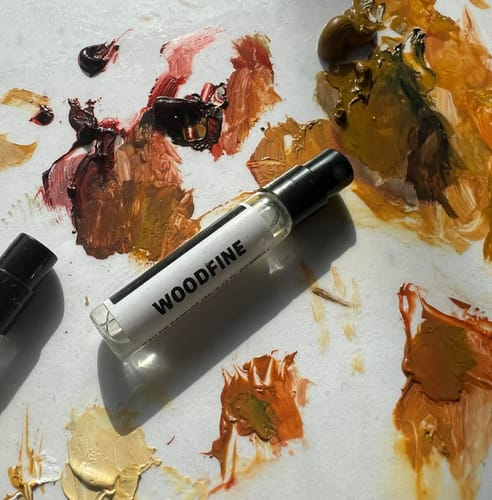 Recensore mostra il campione di profumo 'Woodfine' su una tavolozza da pittore.