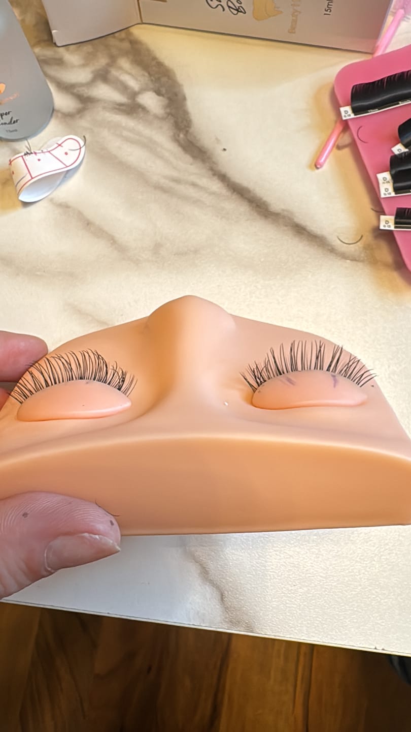 Customer photo review of Wimpernverlängerung Schulung online  1:1 + Volumen  2 Zertifikate und Starter Set