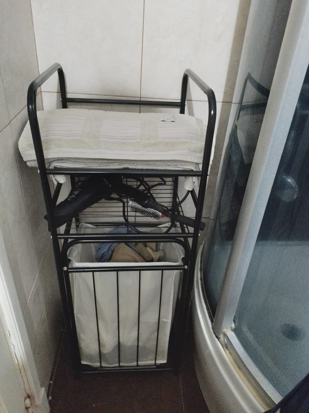 Customer photo review of Estante Organizador 3 Niveles con Canasto para Ropa