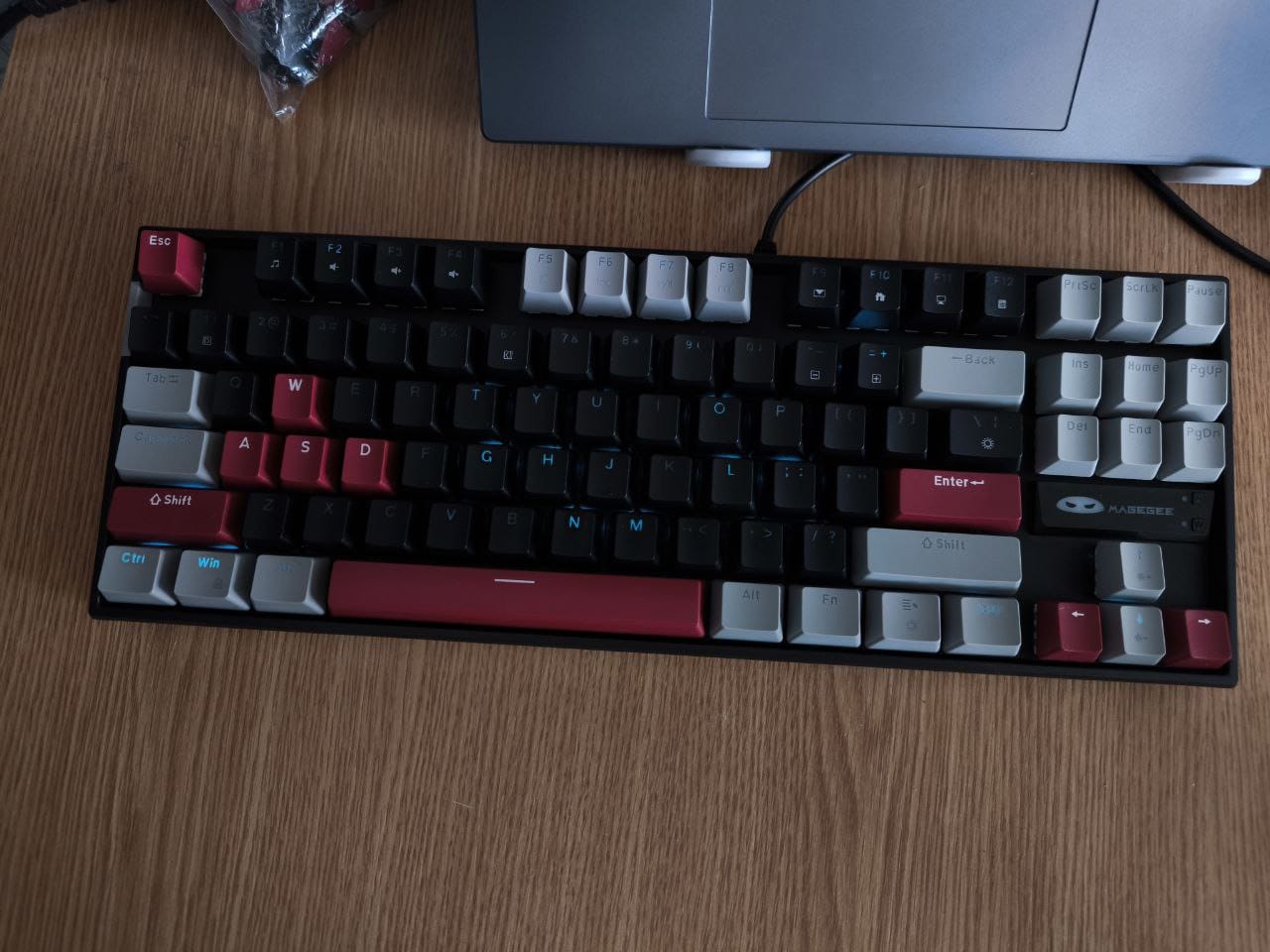 Customer photo review of Tastatura Mecanica Gaming MageGee, Red Switch, 75%, iluminare LED, Negru / Gri