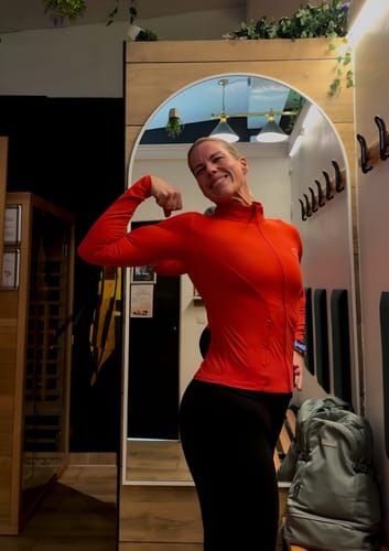 Customer photo review of LUXE Flow Zip-Jacket - Candy Red (Limited Edition)