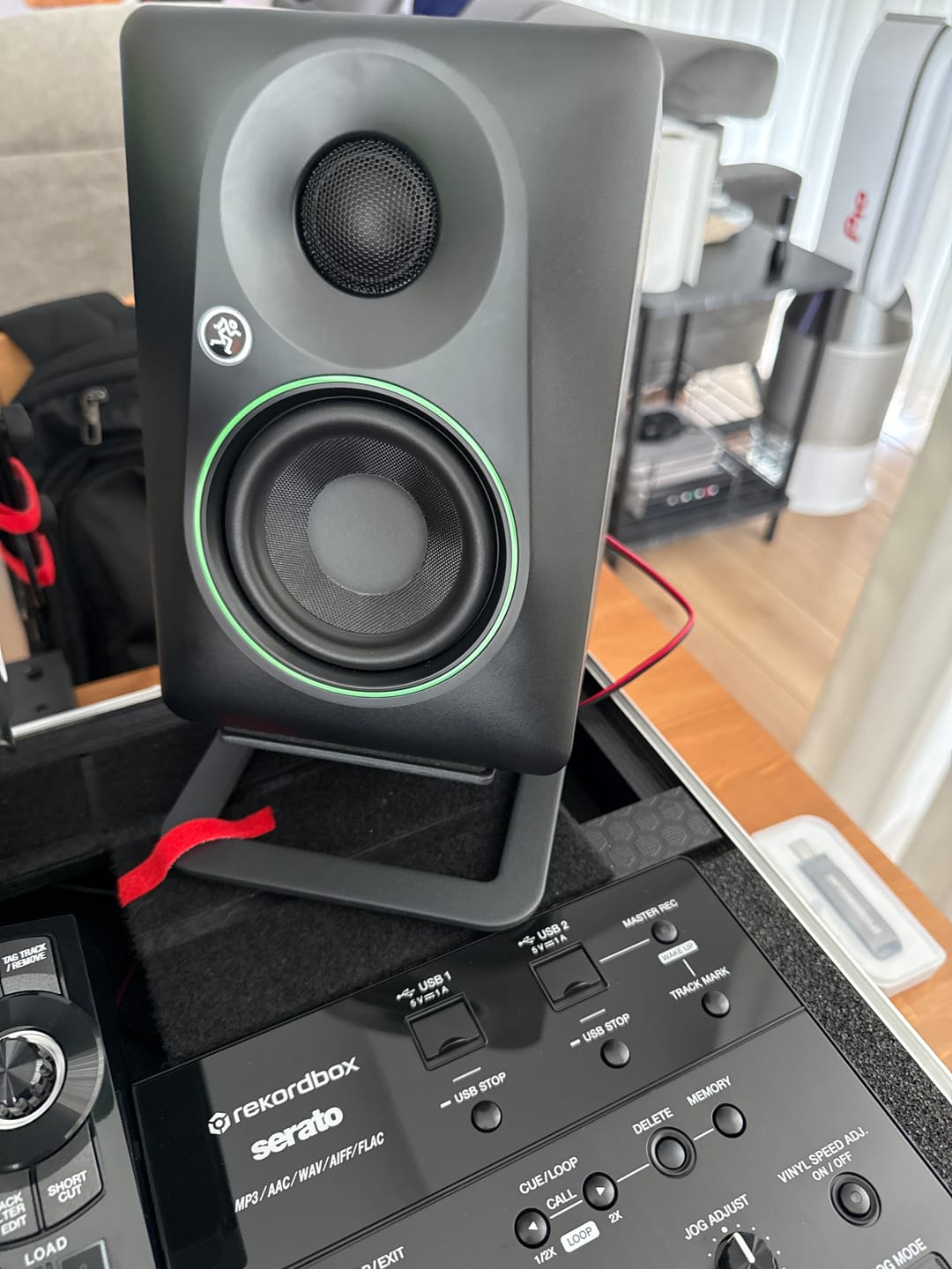 Customer photo review of S4 Hoparlör Standı | 10 cm Masaüstü Hoparlör Standı Orta Boy Hoparlörler İçin