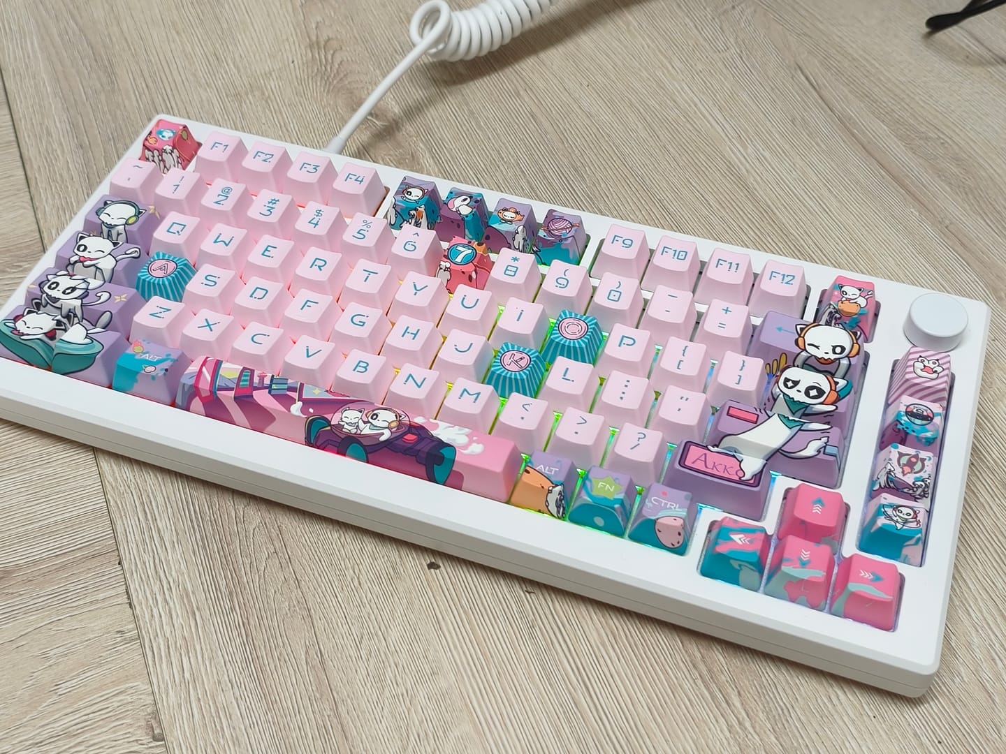 Customer photo review of Teclado gaming inalámbrico Akko 7th Anniversary RGB - Cream Yellow Magnetic Switch