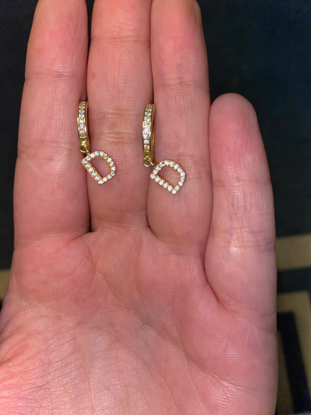 Customer photo review of Buchstaben Ohrringe mit Zirkonia