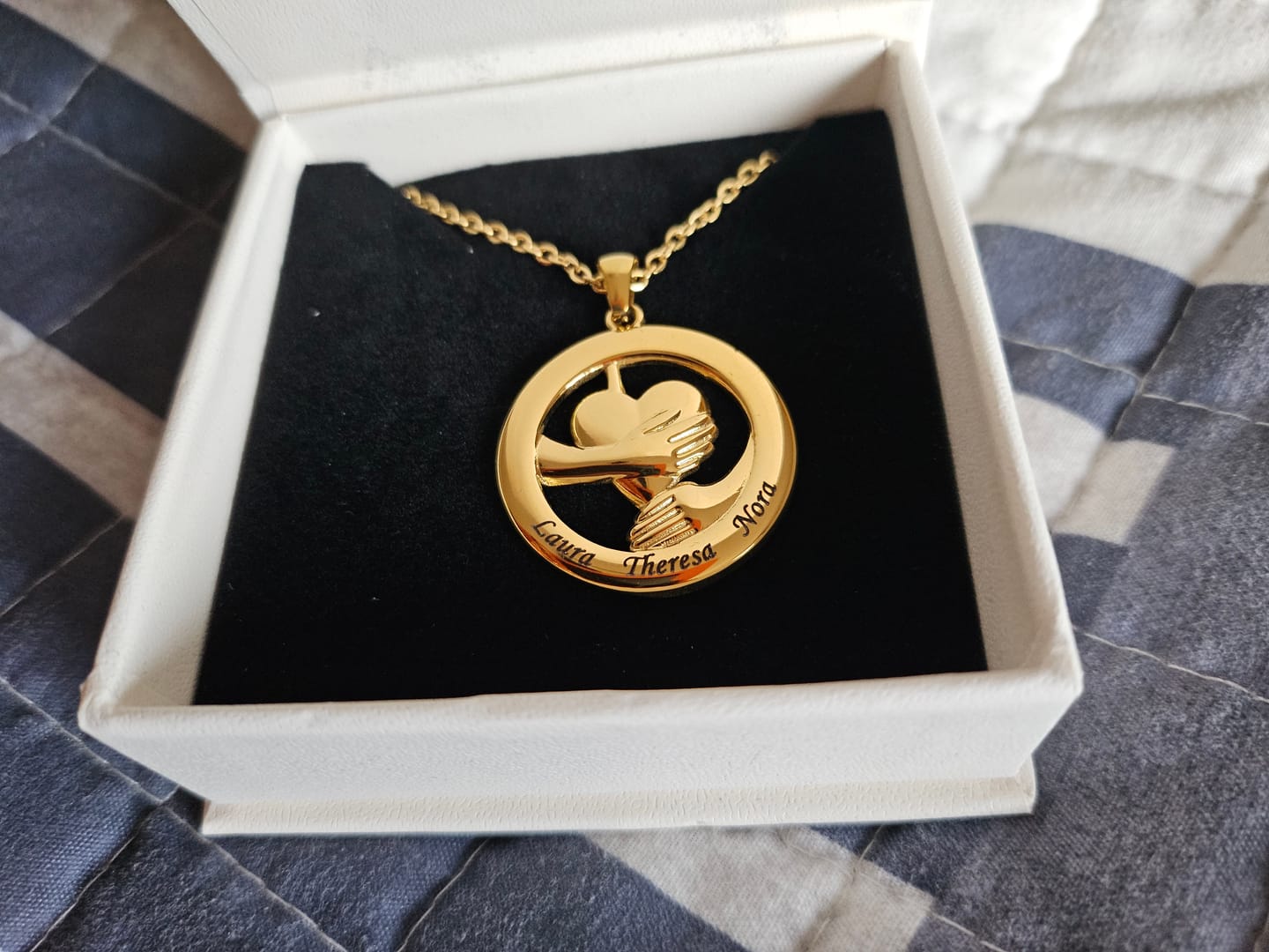 Customer photo review of Umarmendes Herz – Namenskette