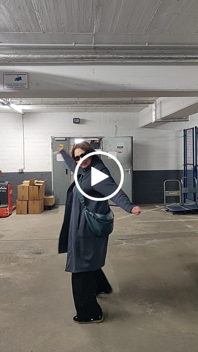 Customer video review of MANEY Sweatmantel