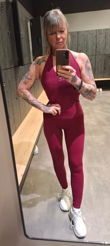 Customer photo review of UNITY V-Shape Scrunch Leggings - Bordeaux Red (Limited Edition)