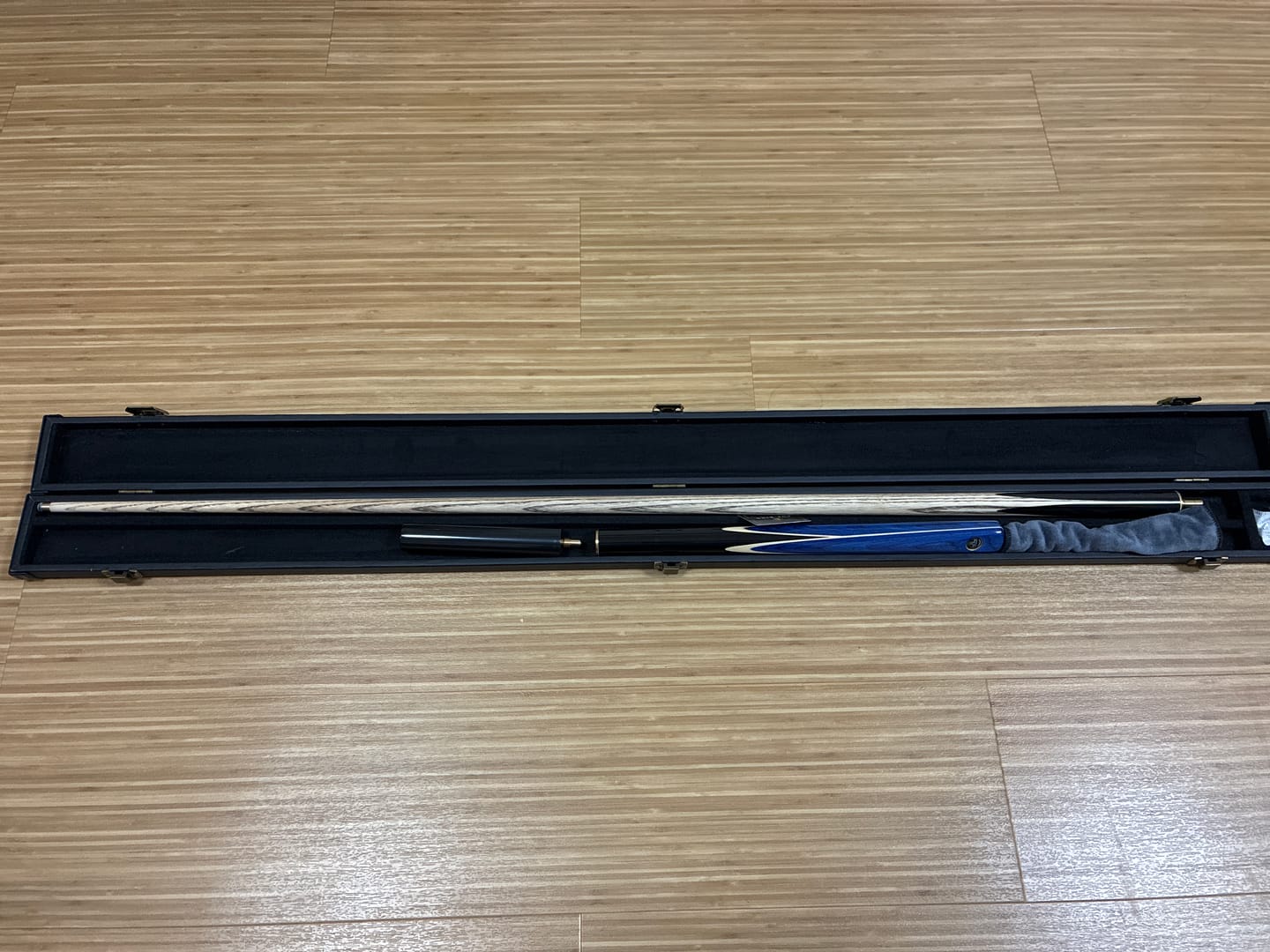 Customer photo review of Cue-King Pro Series 001 57" 19oz Snooker and Pool Cue 3/4 Jointed with Case and Extension