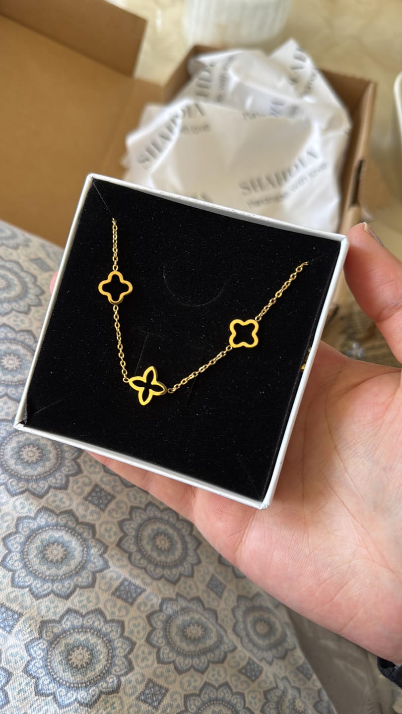 Customer photo review of Clover Halskette