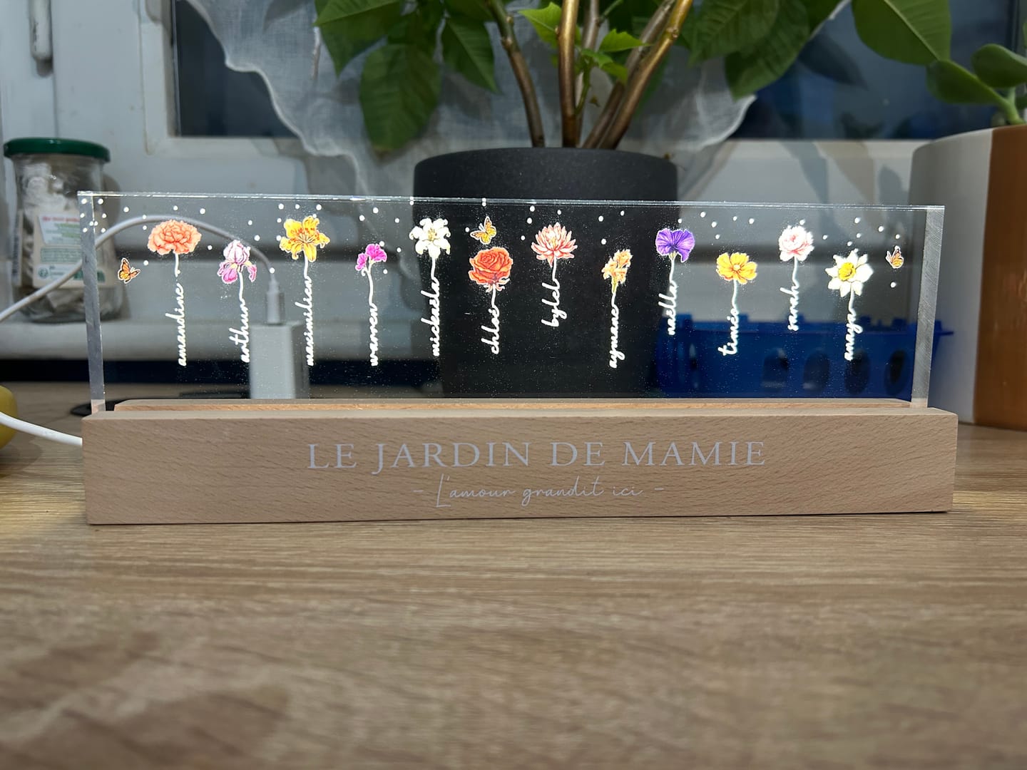 Customer photo review of Le Jardin de Mamie - Plaque LED acrylique personnalisée avec fleurs pour Maman et Mamie