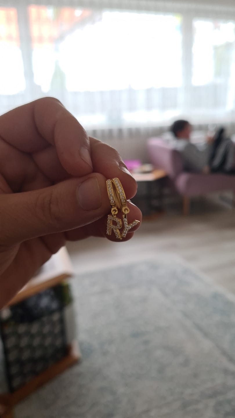 Customer photo review of Buchstaben Ohrringe mit Zirkonia