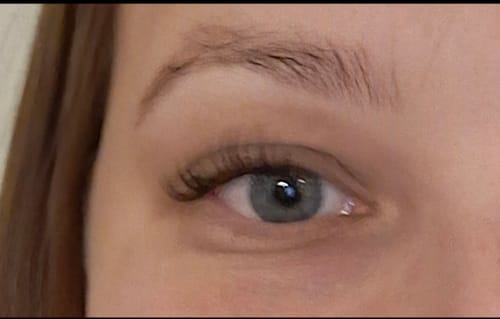 Nahaufnahme vom Auge einer Kundin mit perfekt sitzenden Wimpernextensions dank des BOND GIRL+ Wimpernklebers.