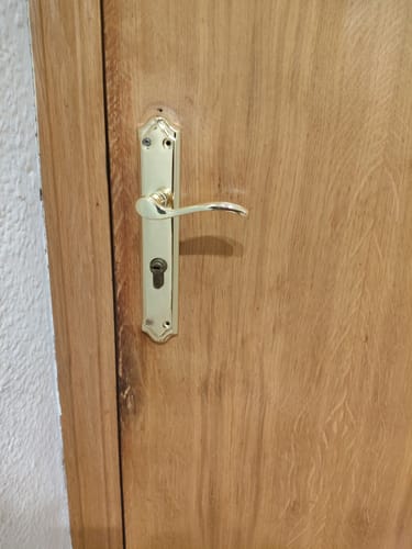 Customer photo review of Manilla modelo LOREA PB con placa dorada brillante de aluminio para puertas