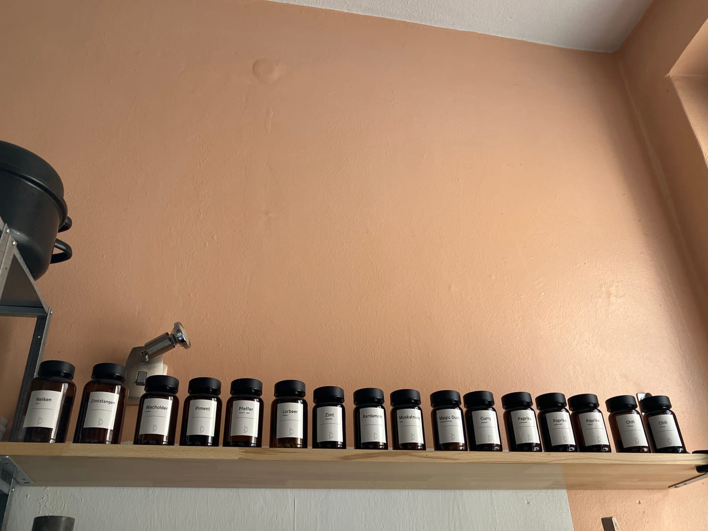 Customer photo review of Premium Gewürzgläser Braunglas & Edelstahl: Aromaschutz und Ordnung für Profis