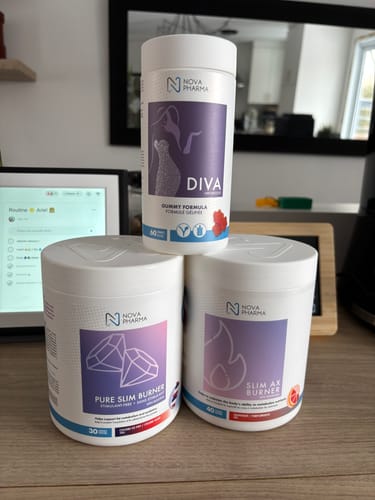 Photo d'une cliente montrant sa bouteille de jujubes Diva de Nova Pharma empilée sur deux autres produits de la marque.