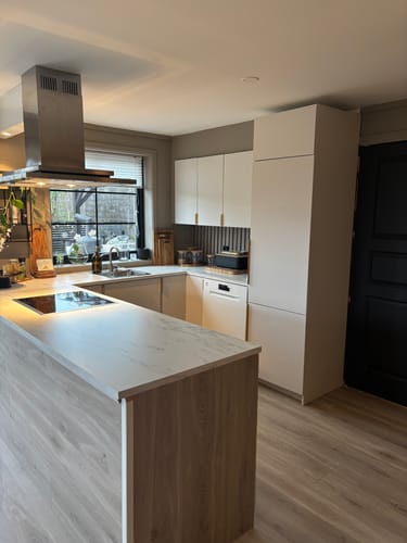 Kundens kjøkken med skapfronter dekket i lys Premium Creme matt kontaktplast for et moderne utseende.