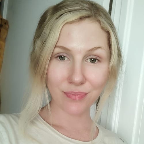 Reviewer showing their even and smooth skin after using the Seranova Micro Infusion System.