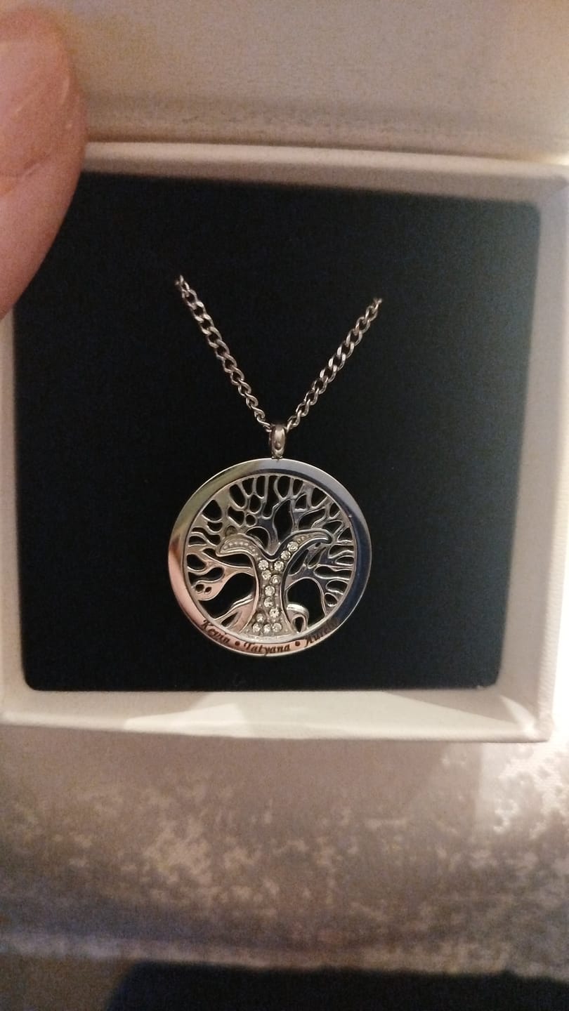 Customer photo review of Collier arbre de vie personnalisé avec pierres en zirconium