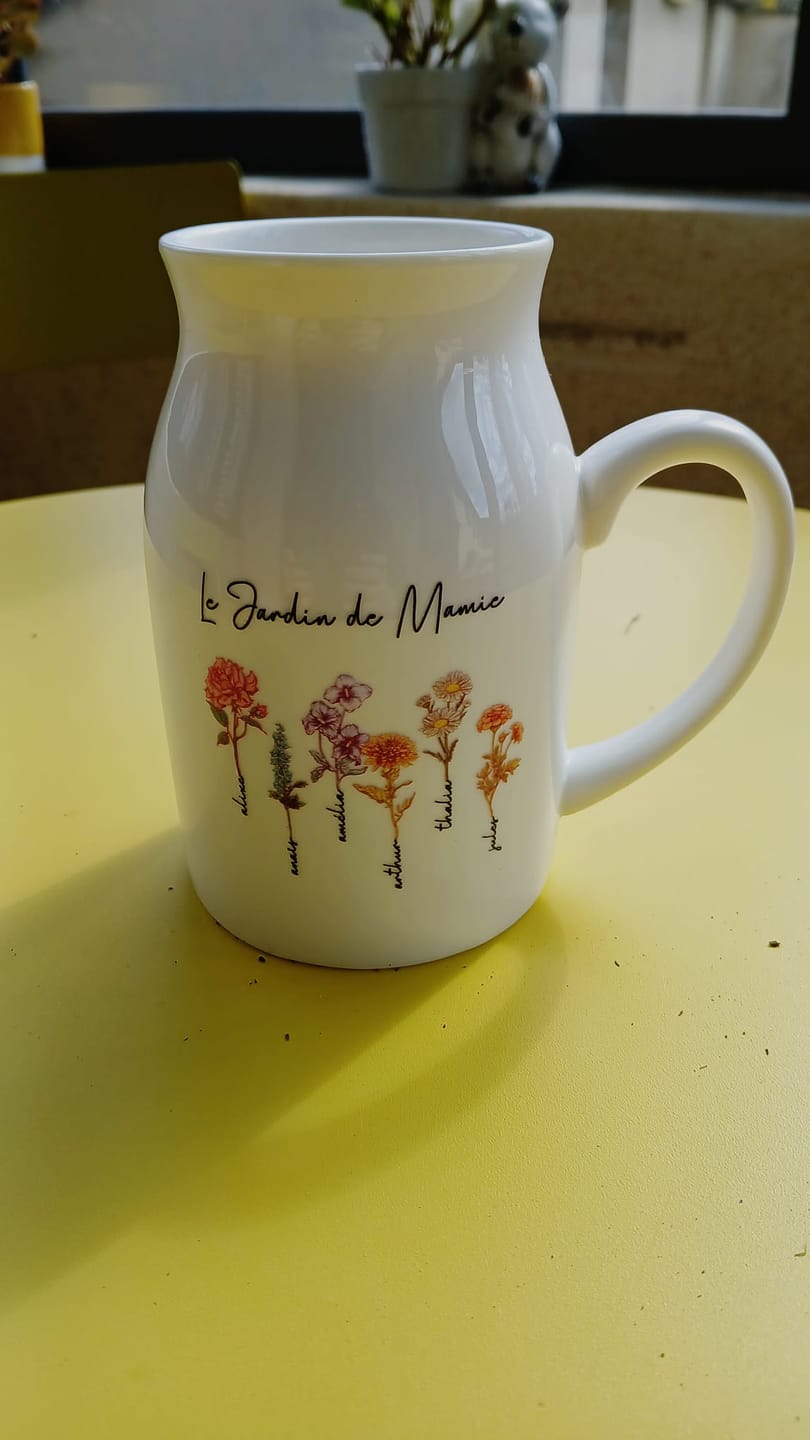 Customer photo review of Toujours en fleur - Vase personnalisé avec des fleurs et noms pour Maman et Mamie