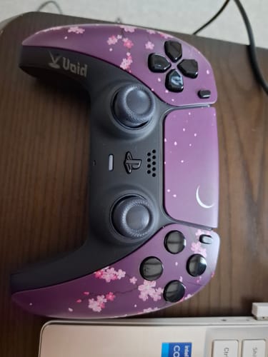 レビューアーのボイドコントローラー。紫色の本体に桜の模様がデザインされています。