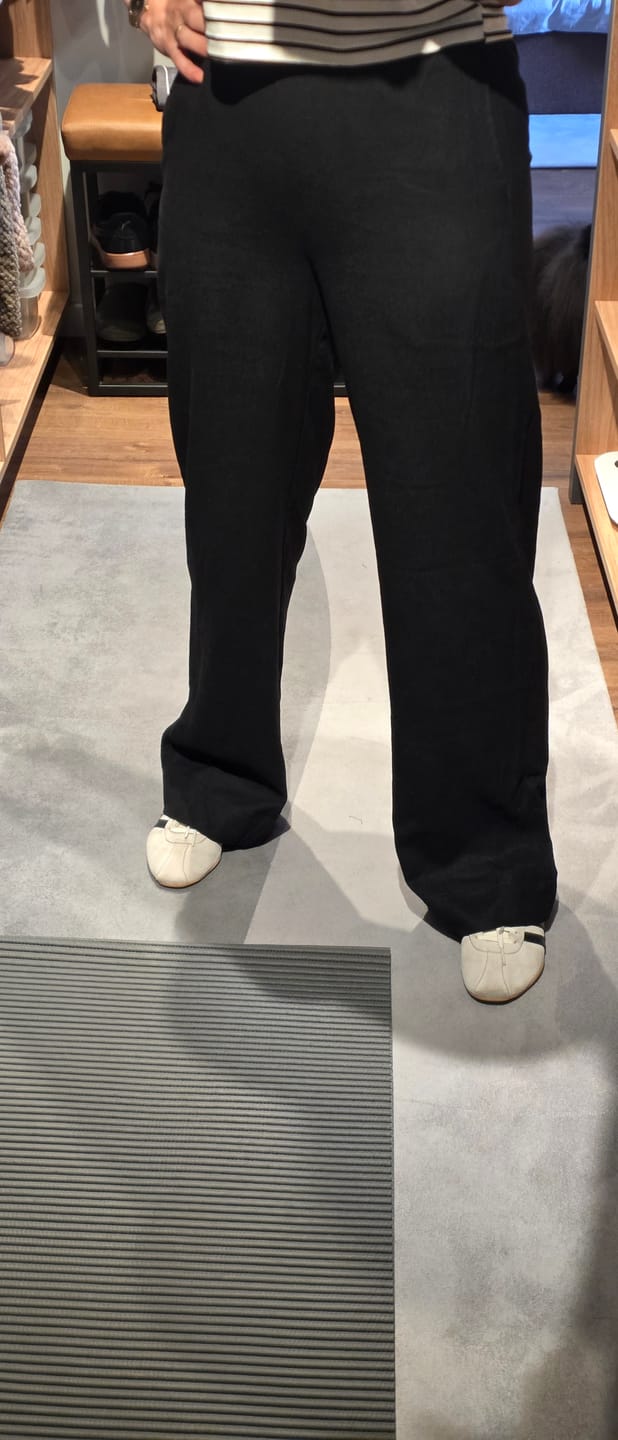 Customer photo review of Calça Reta Petúnia Preta