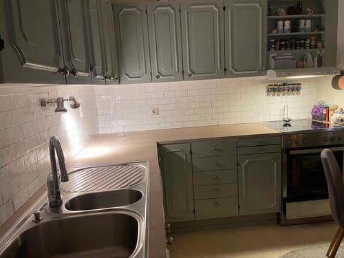 En annen vinkel av kundens kjøkken som viser de ferdigmonterte hvite subway-flisene over vasken.