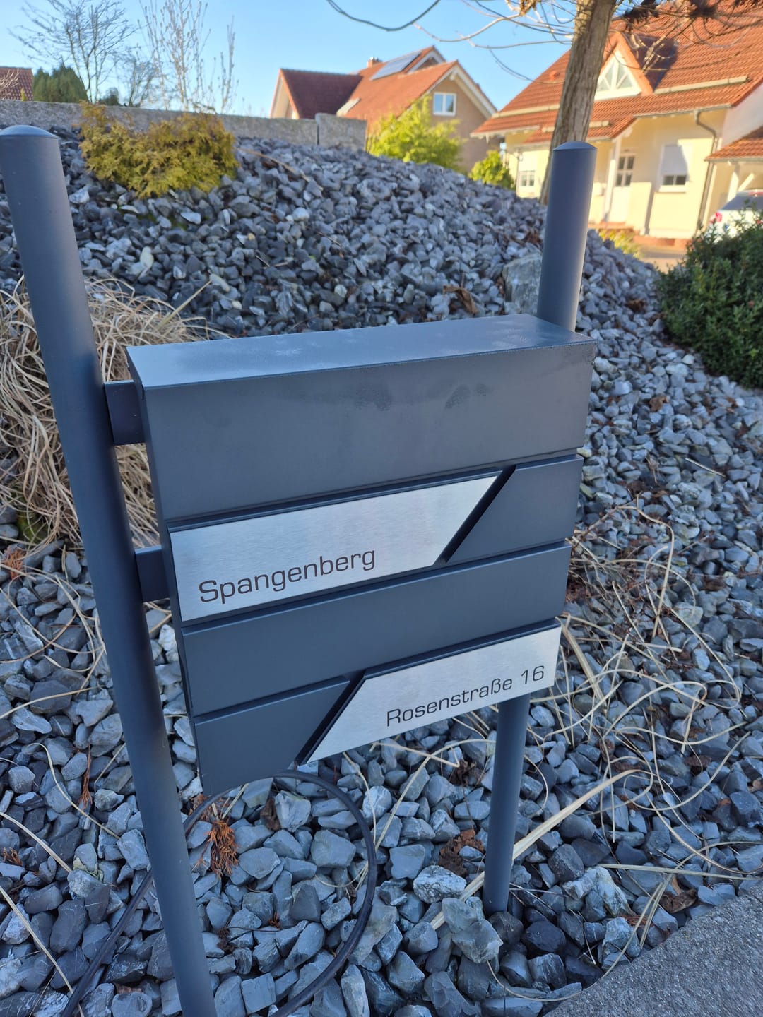Customer photo review of AlbersDesign Briefkasten B1 anthrazit (RAL7016) personalisiert mit Edelstahl-Schildern