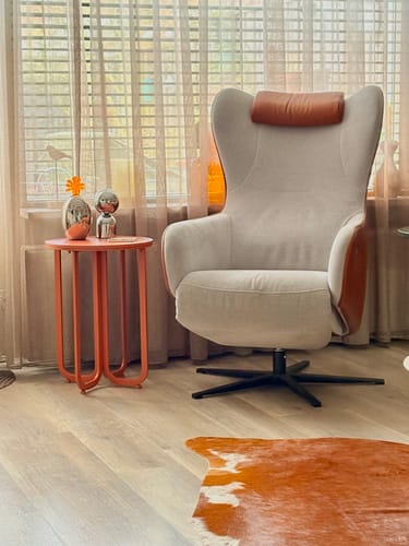 Klantfoto van de terra Plié Bijzettafel die naast een lichte fauteuil in de woonkamer staat.