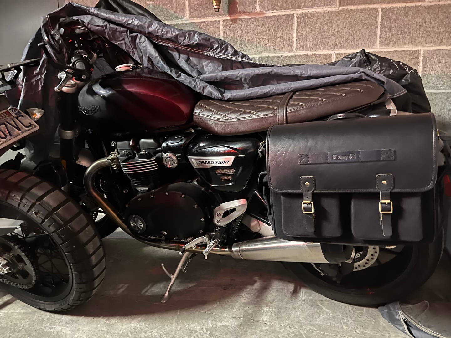 Customer photo review of expedition saddlebag for speed twin/thruxton 1200