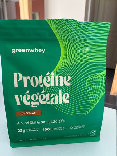 Photo d'un client montrant le sachet vert de Protéine Végétale Bioproduit, saveur chocolat.