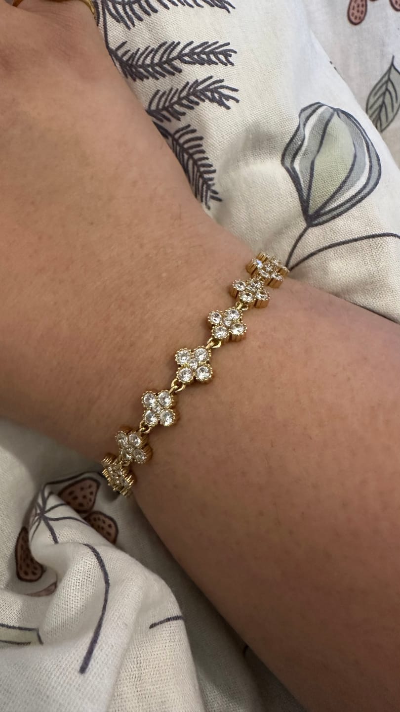 Customer photo review of Pulseira Trevo Beout Classic Banhada em Ouro 18k