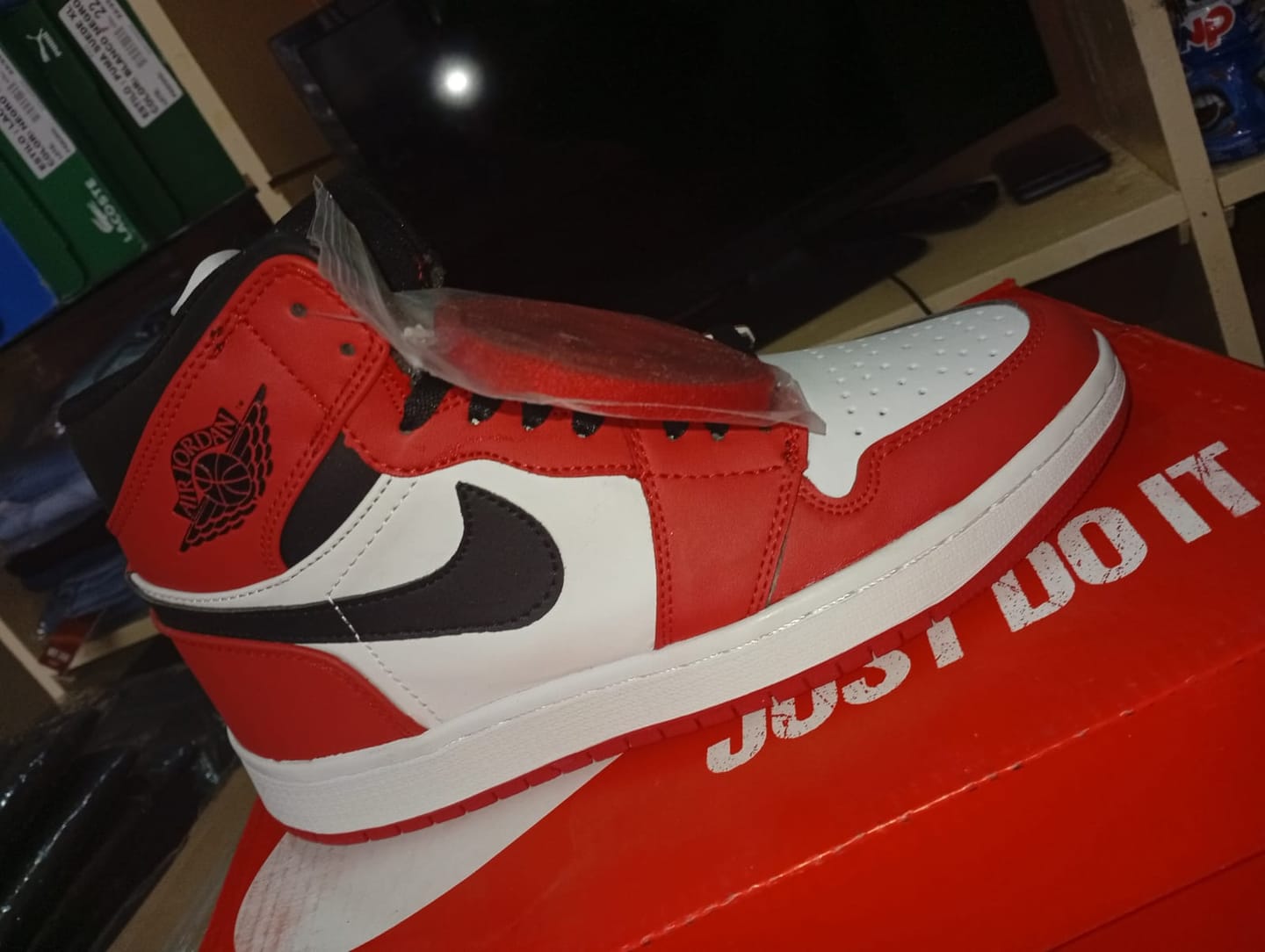 Customer photo review of Tenis Retro 1 Chicago Red