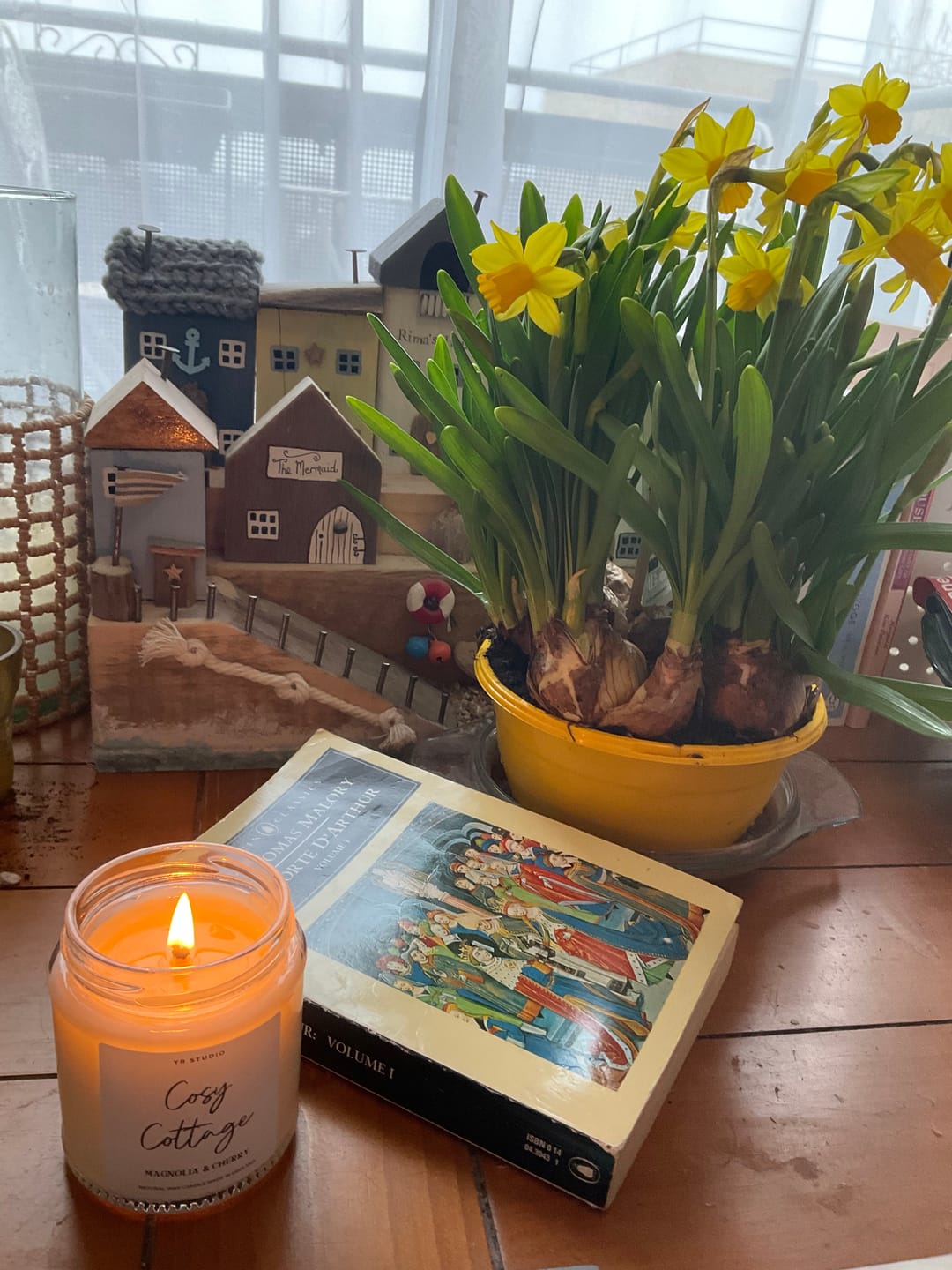 Customer photo review of "Cosy Cottage" Magnolia & Cherry Candle