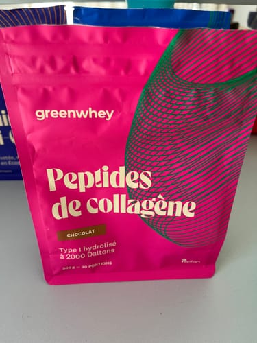 Client avec son sachet rose vif de Peptides de Collagène au chocolat.