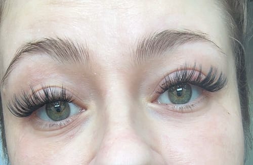 Nahaufnahme der Augen einer Kundin, die die langen, voluminösen MIAMI BEACH MAXI Wimpern trägt.
