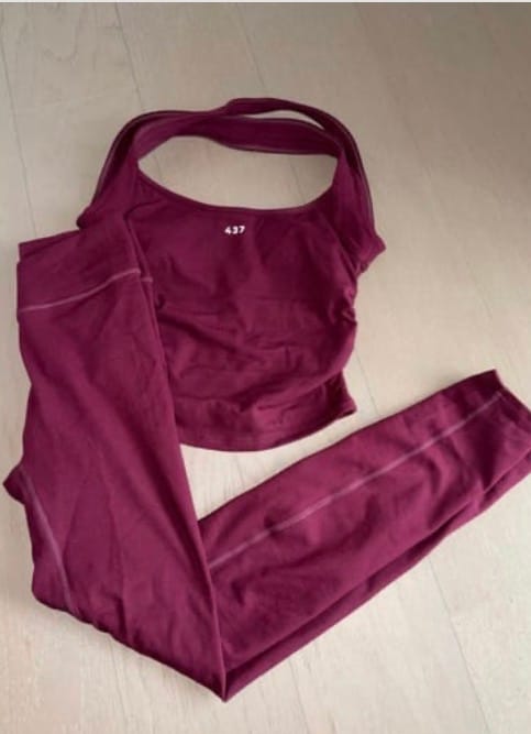 Customer photo review of The V Legging / Black-Cherry